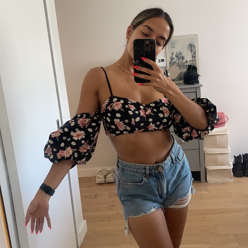 UO adorable balloon sleeve crop SZ m